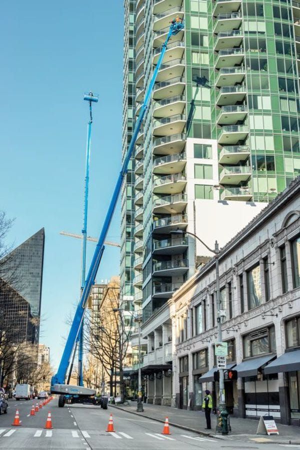 Mobil arbejdsplatform under liftuddannelse