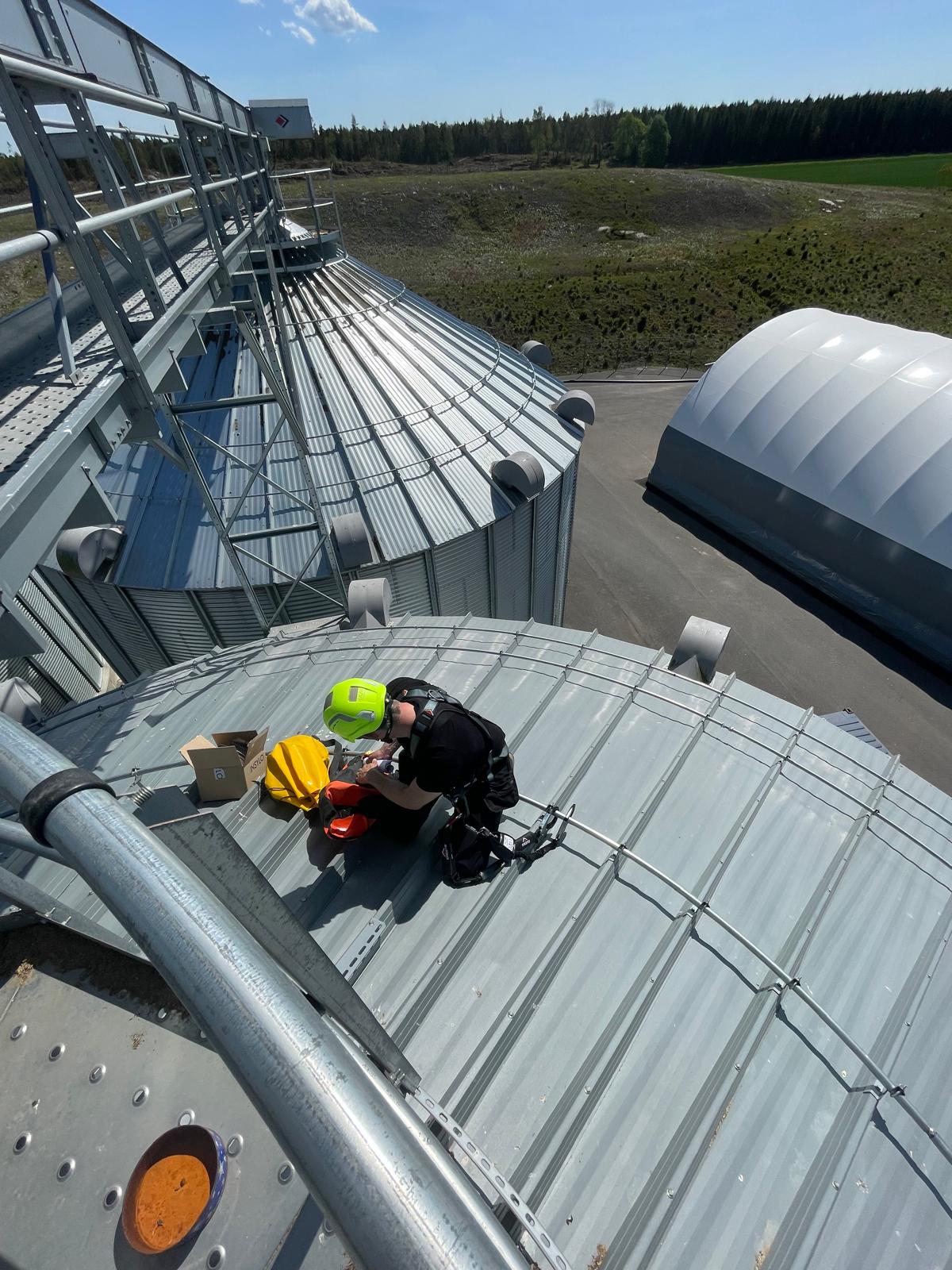 Tekniker utför akut jourjobb vid silo