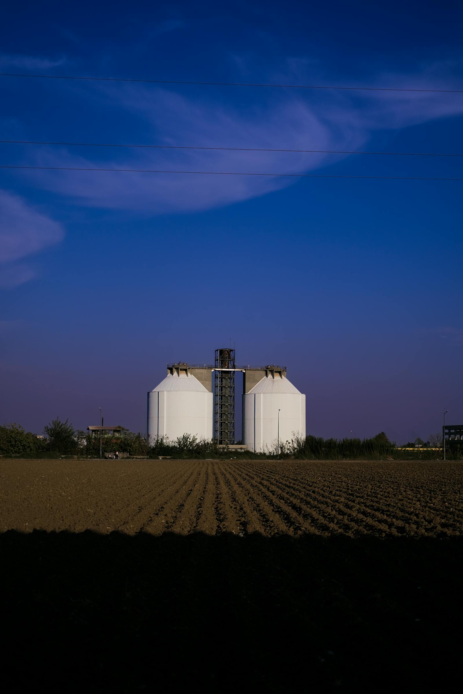 Industriella silos i skymningsljus