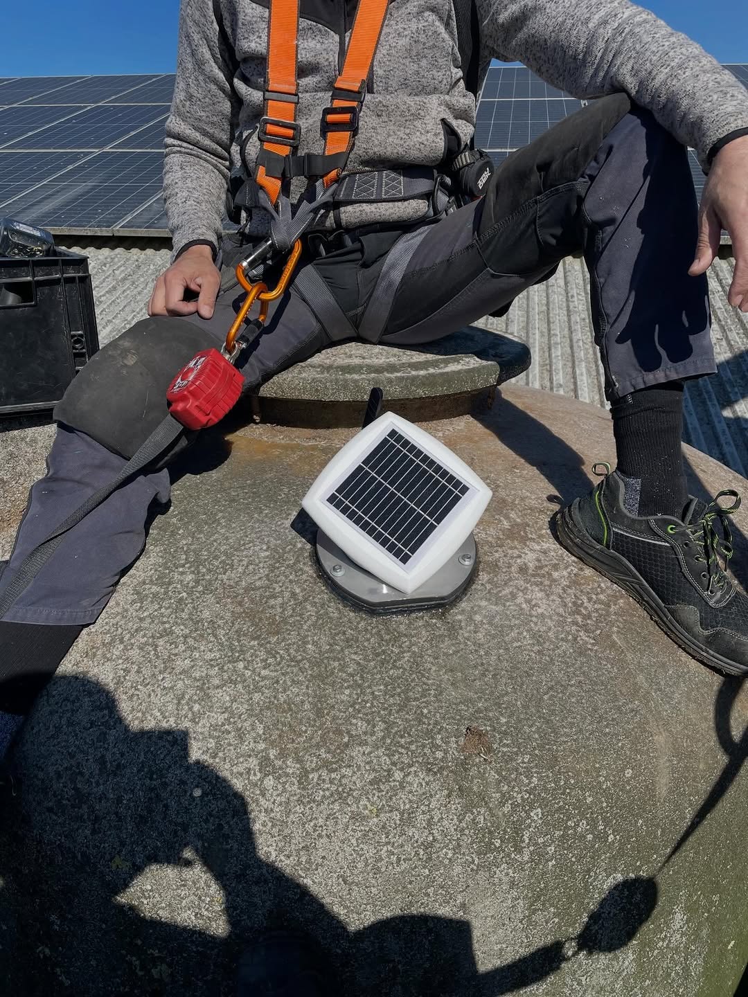 INSYLO sensor installeret på hvid betonsilo med rørledninger
